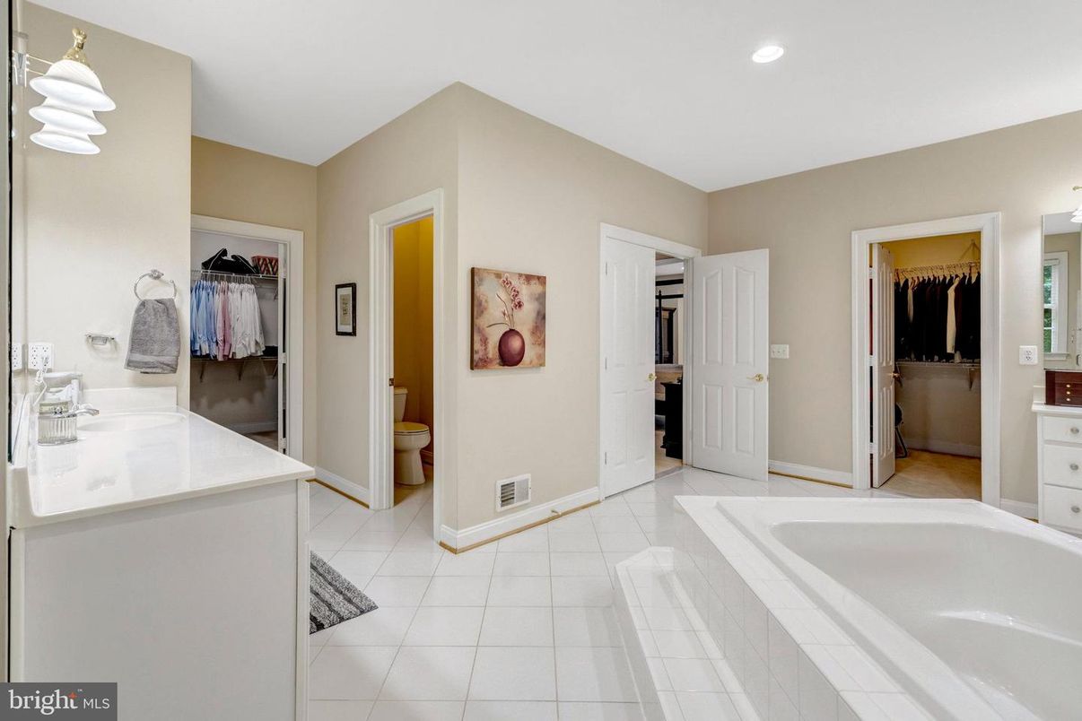 Bathroom, Interior, Recessed Lighting