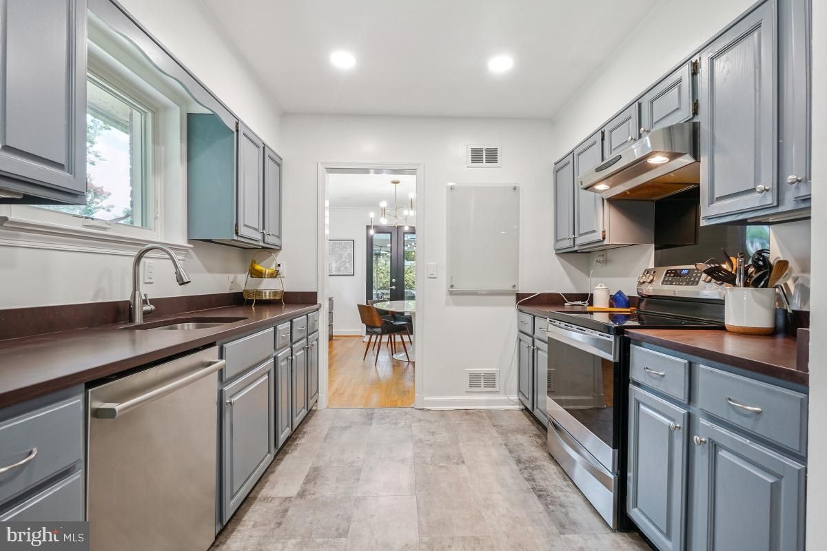 Dining room, Interior, Kitchen, Pendant Lights, Recessed Lighting, Stainless Steel Appliances, Wood Texture Flooring