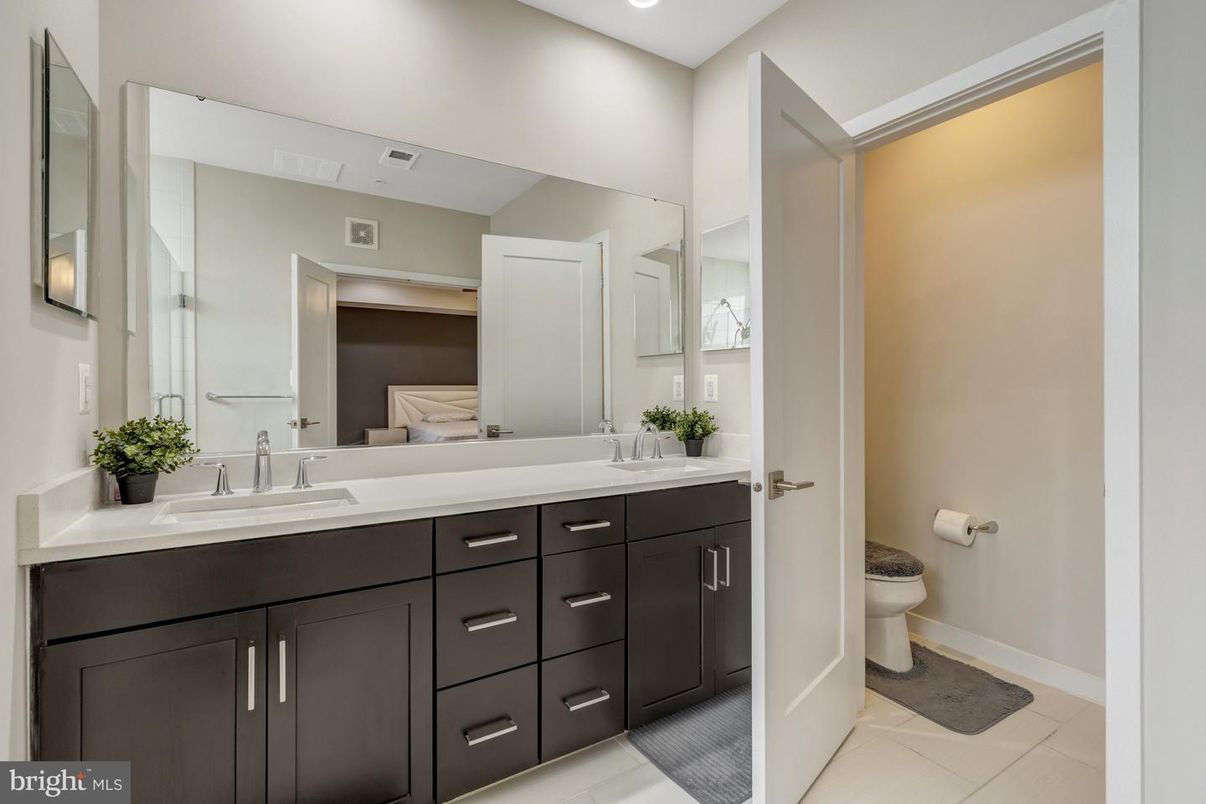 Bathroom, Dual Sink Vanities, Interior, Recessed Lighting