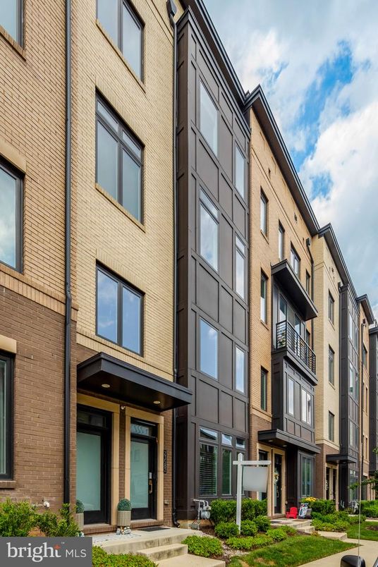 Exterior, Facade, Brick Facade, Rowhouse