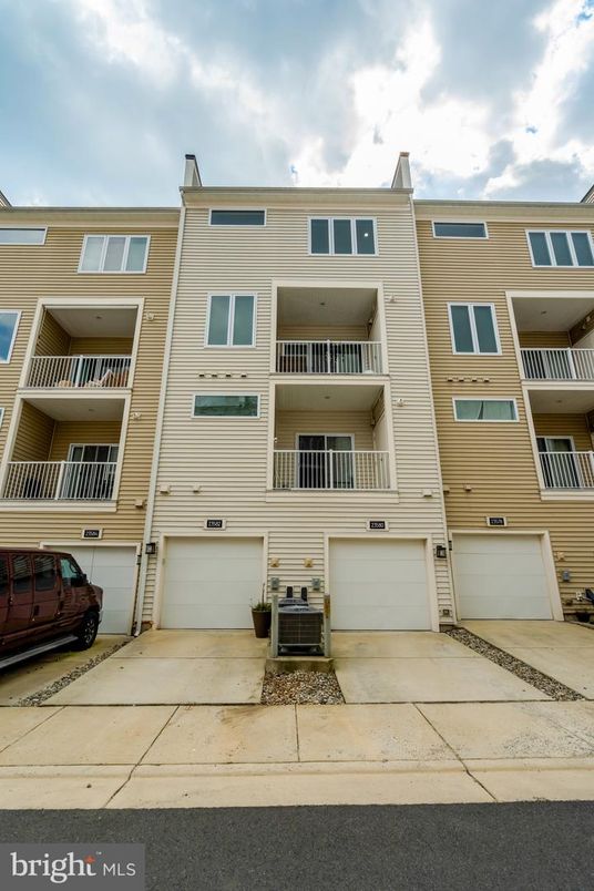 Attached, Exterior, Facade, Rowhouse