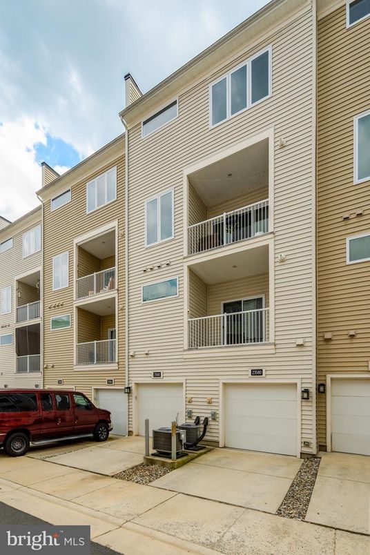 Attached, Exterior, Facade, Rowhouse