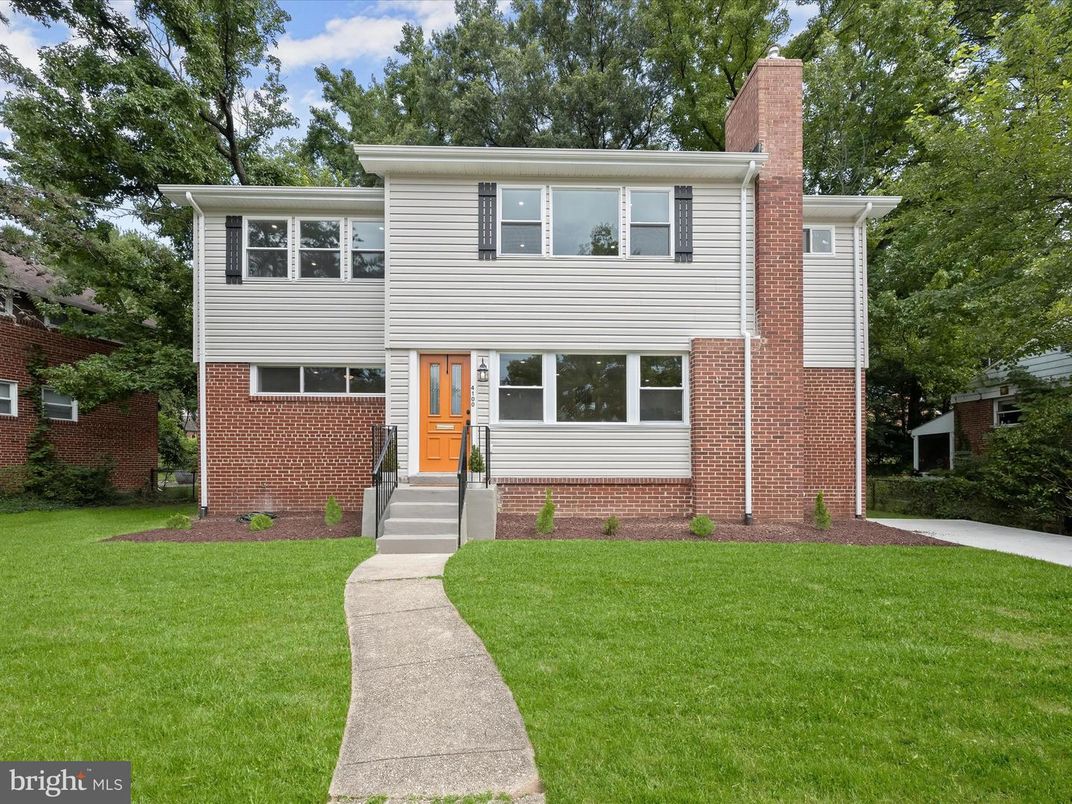 Exterior, Facade, Brick Facade, Raised Ranch