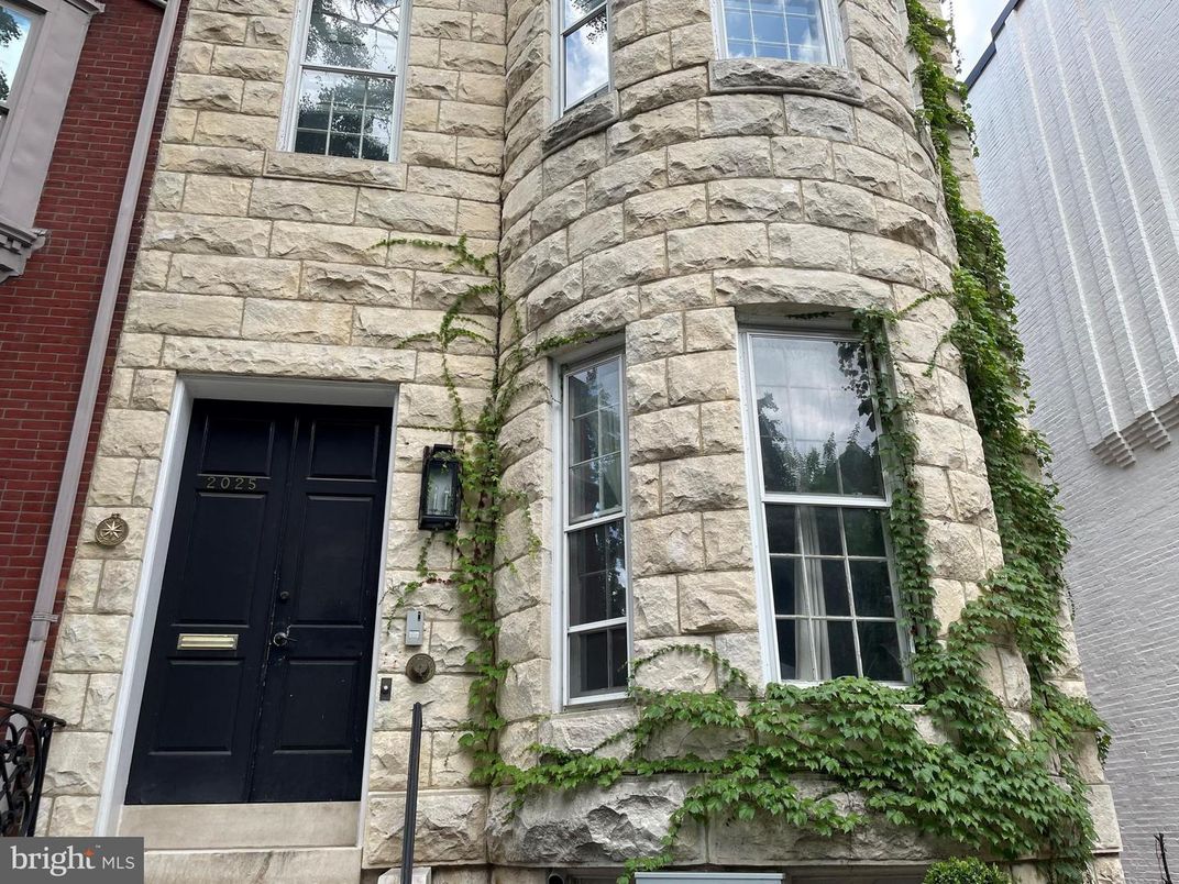 Exterior, Facade, Brick Facade, Rowhouse