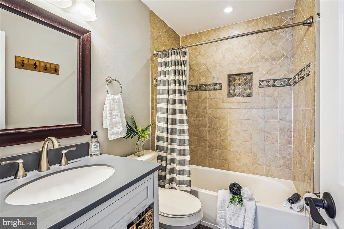 Bathroom, Interior, Recessed Lighting