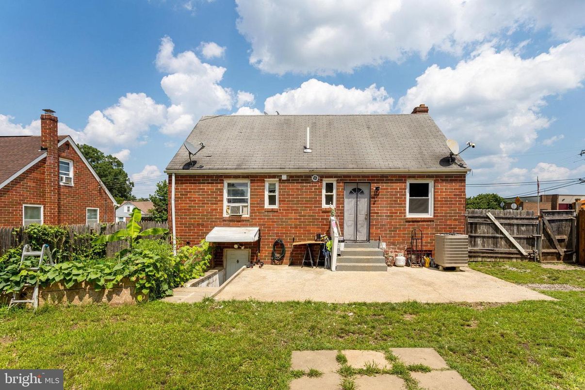Exterior, Facade, Brick Facade, Cape Cod