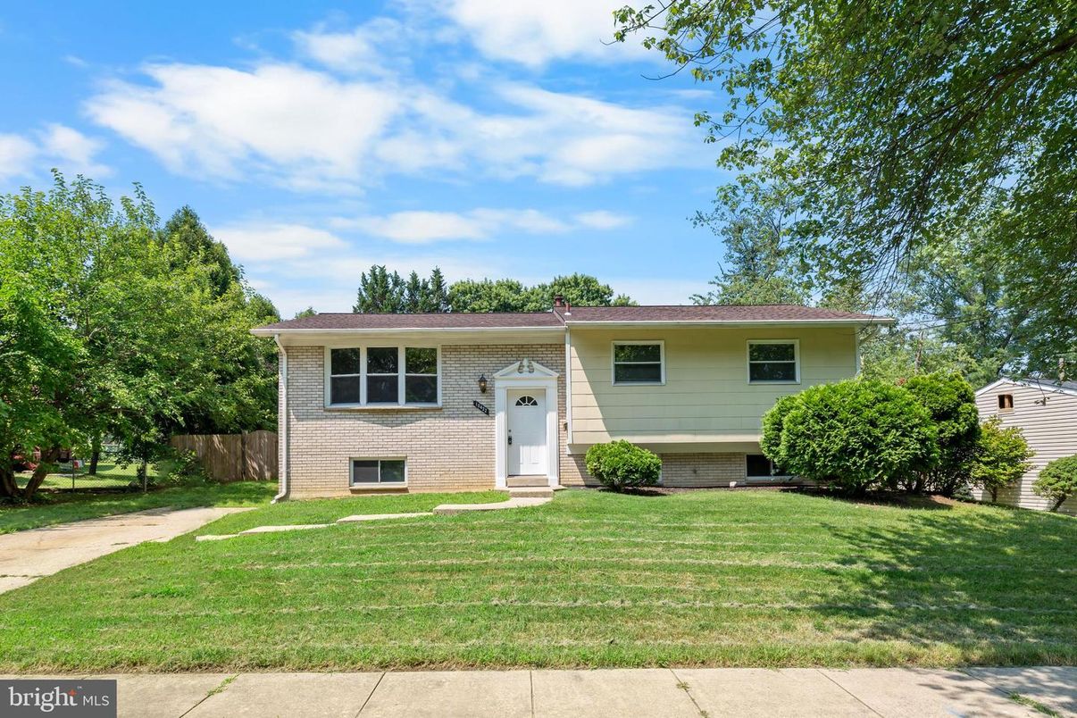 Exterior, Facade, Brick Facade, Raised Ranch