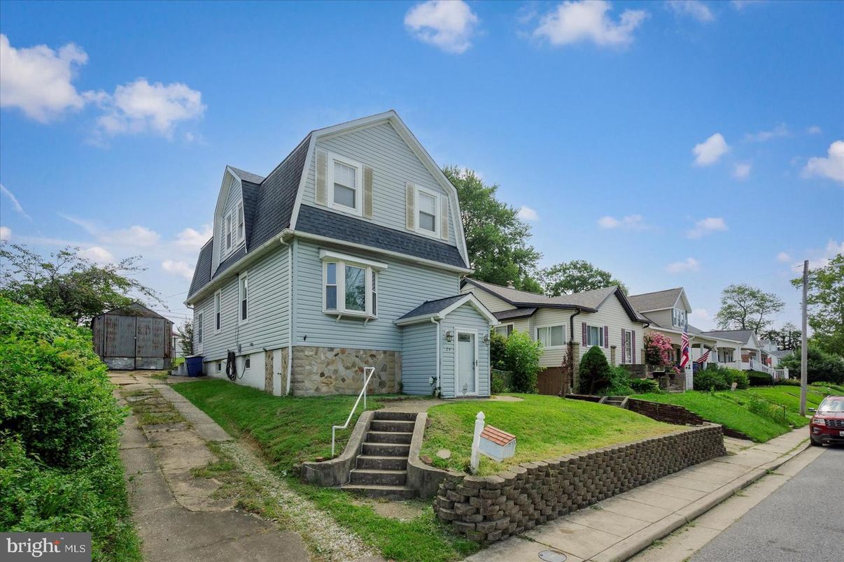 Backyard, Exterior, Facade, Queen Anne Victorian