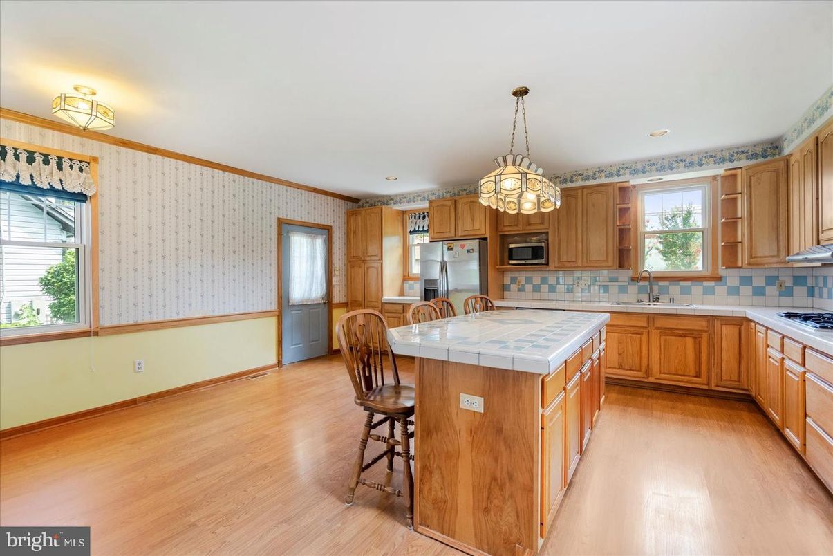Chandelier, Interior, Kitchen, Recessed Lighting, Tile Countertops, Wood Texture Flooring