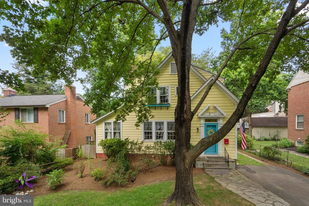 Exterior, Facade, Brick Facade, Queen Anne Victorian