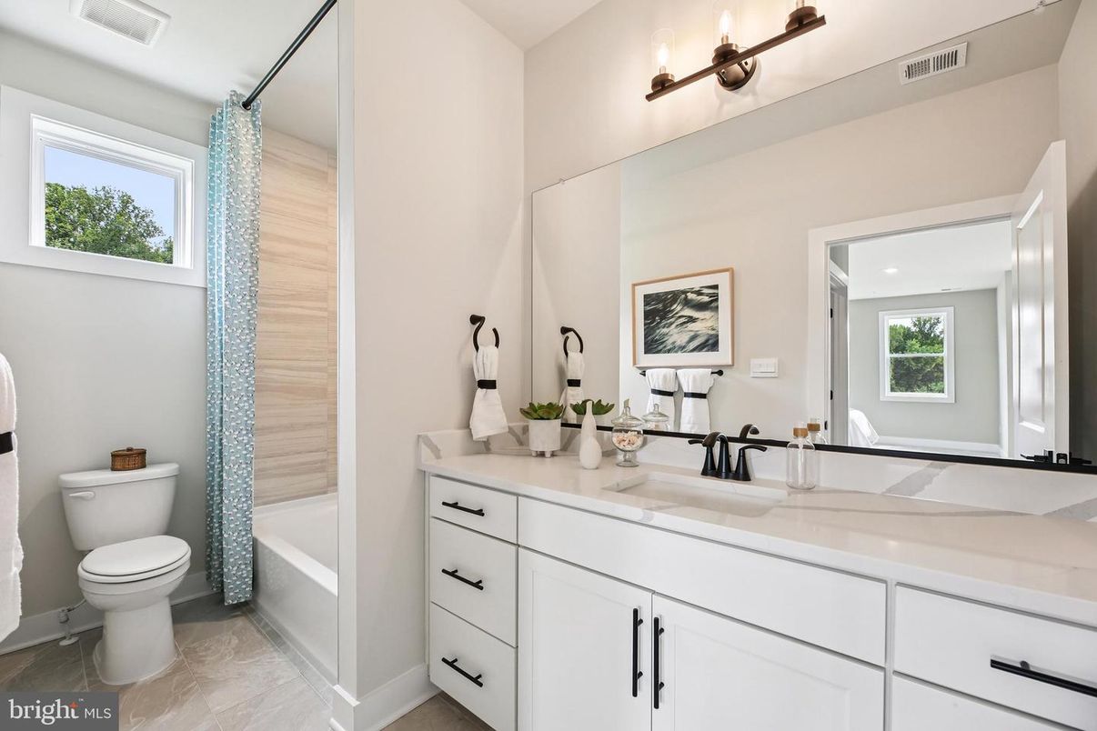 Bathroom, Dual Sink Vanities, Interior