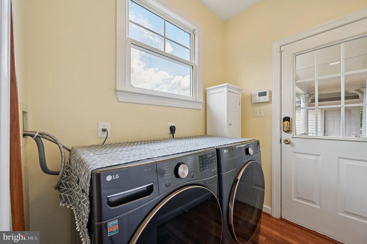 Interior, Washer, Wood Texture Flooring