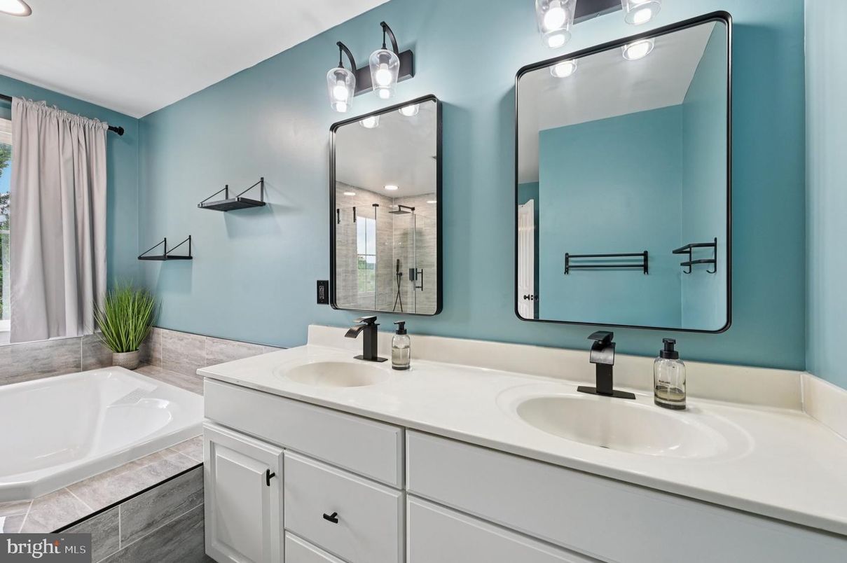 Bathroom, Dual Sink Vanities, Interior
