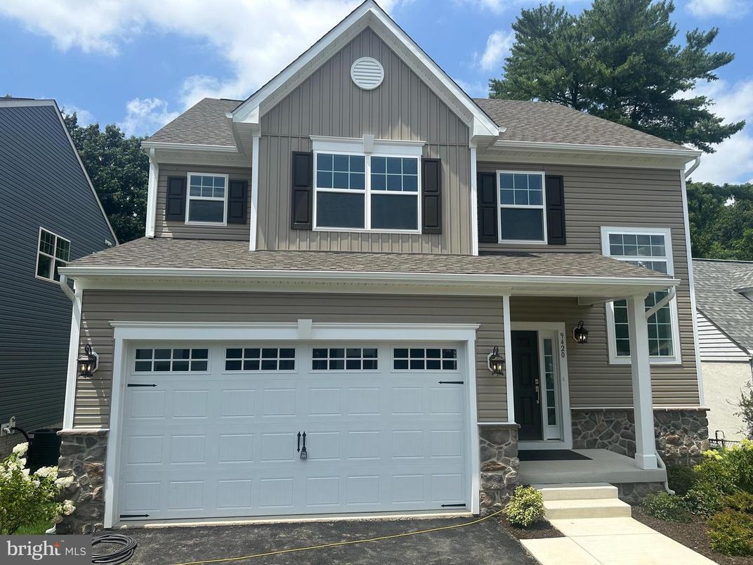 Attached, Exterior, Facade, Farmhouse