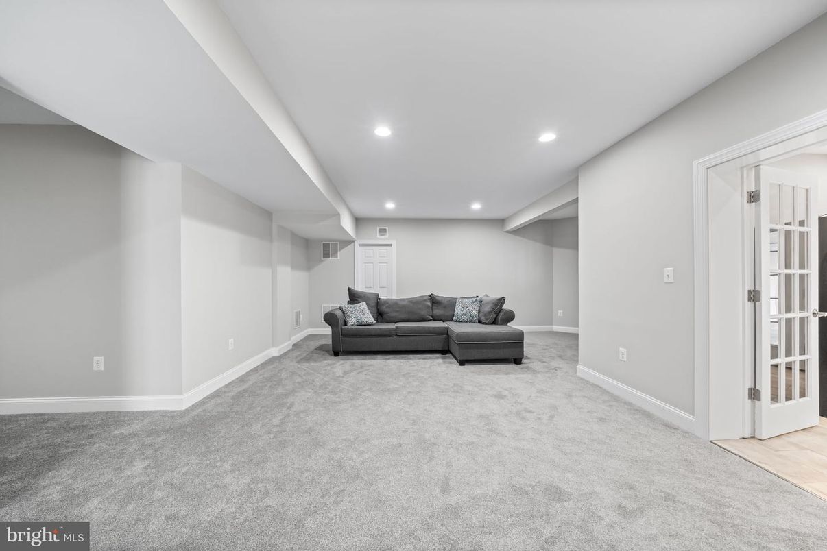 Empty room, Interior, Recessed Lighting