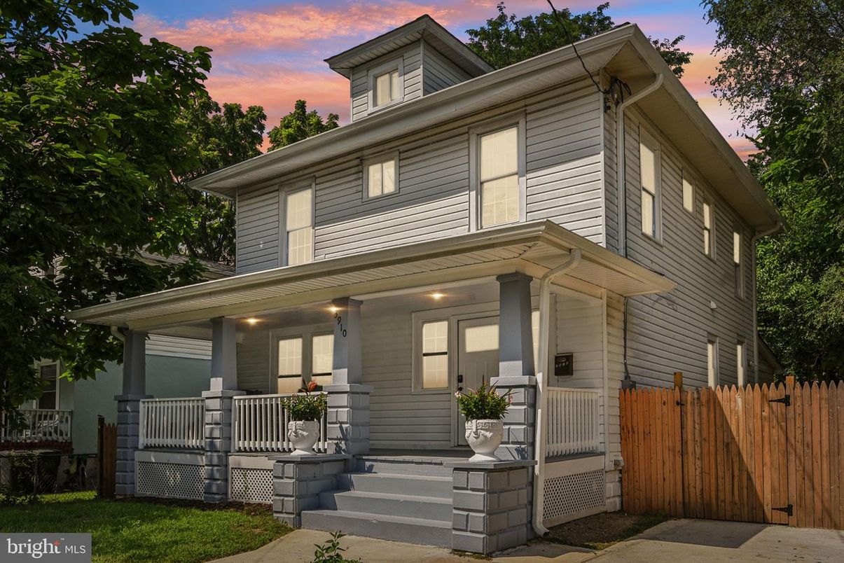 Exterior, Facade, American Foursquare