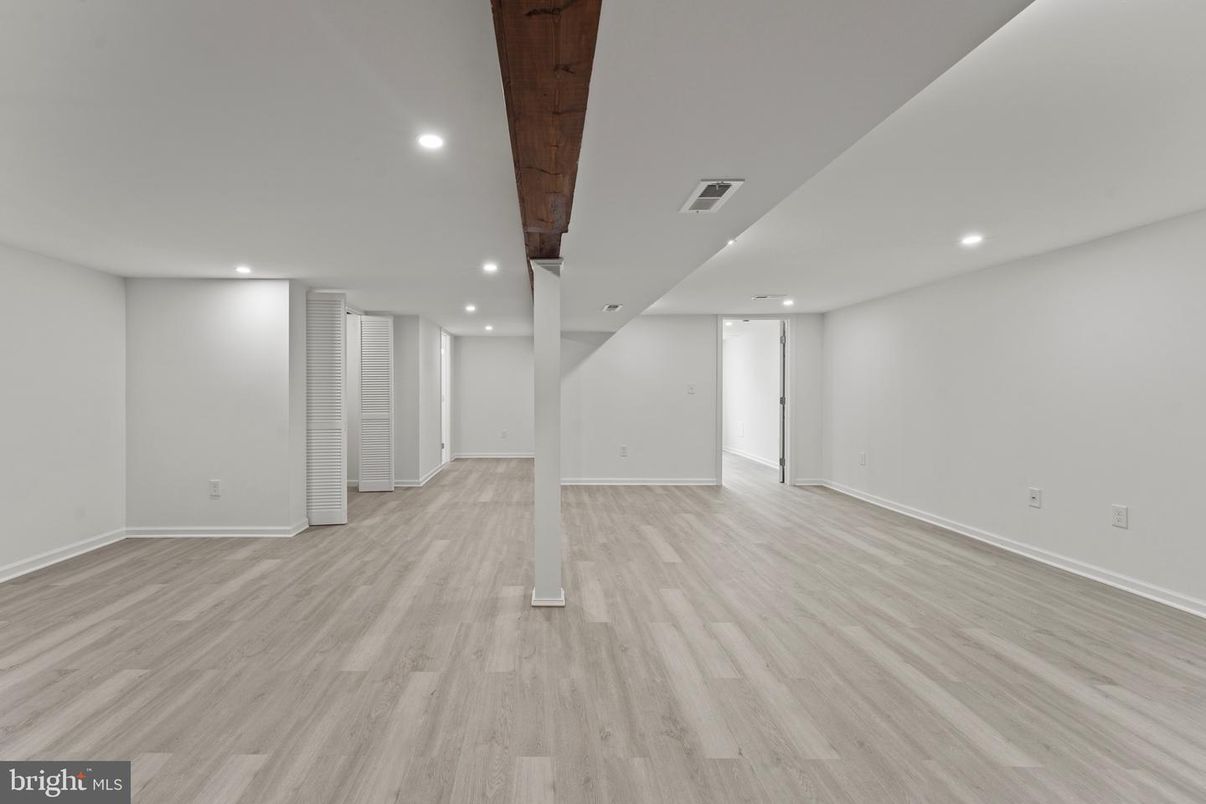 Empty room, Interior, Recessed Lighting, Wooden Beams, Wood Texture Flooring