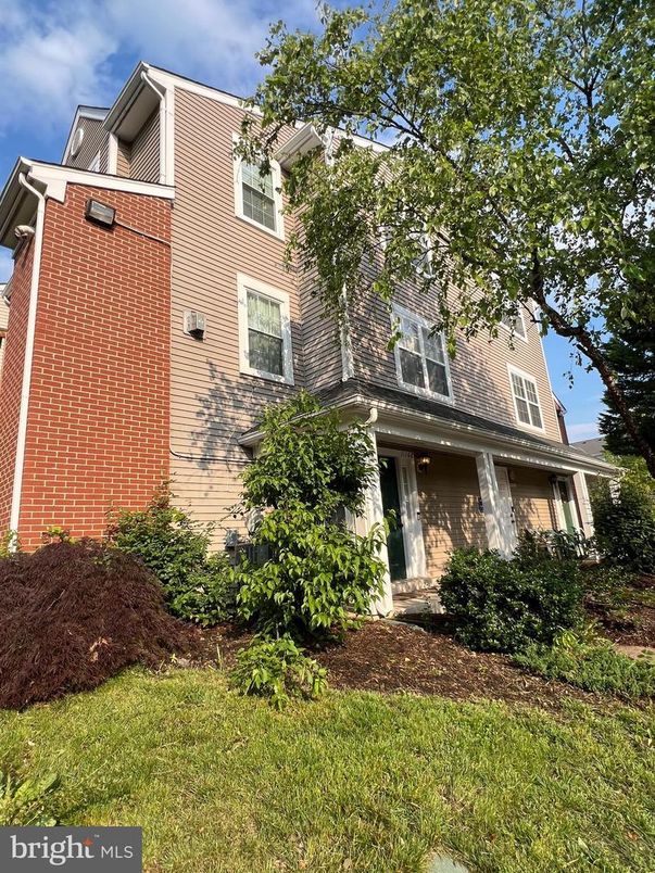 Exterior, Facade, Brick Facade, Cape Cod