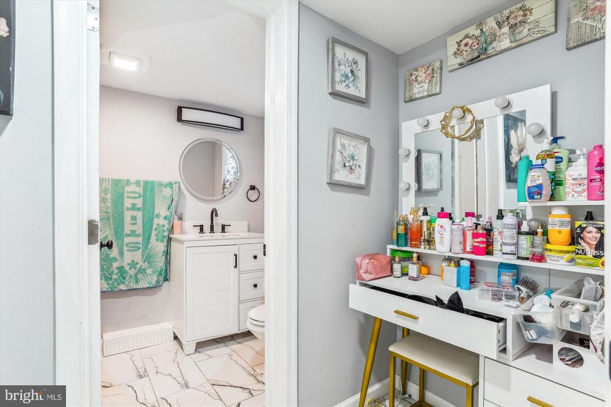 Bathroom, Interior, Marble, Recessed Lighting