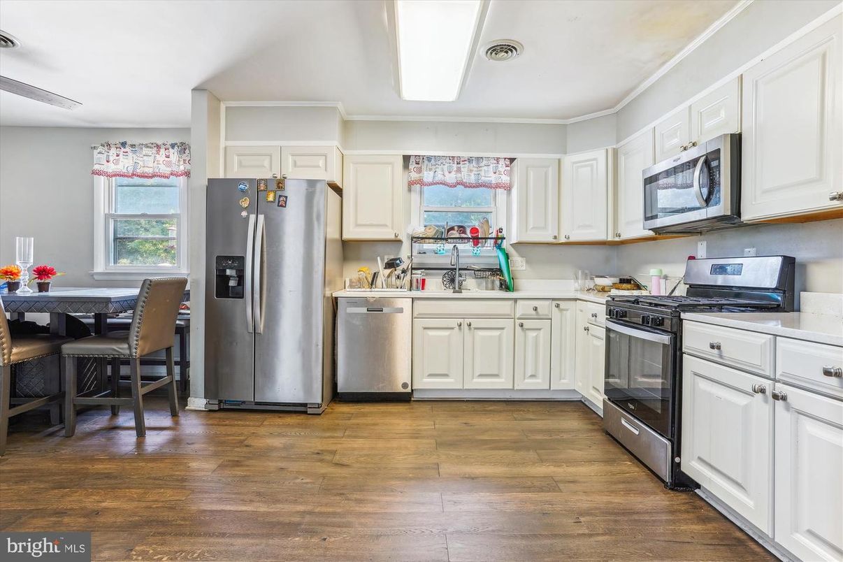Dining room, Interior, Kitchen, Stainless Steel Appliances, Wood Texture Flooring