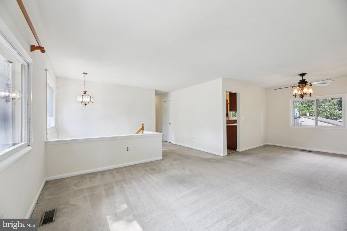 Chandelier, Empty room, Interior, Pendant Lights