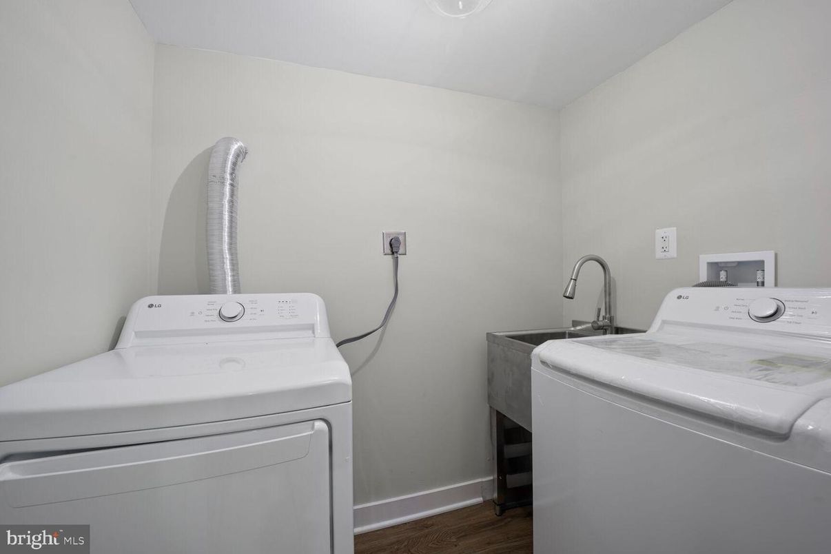 Interior, Utility Closets, Washer, Wood Texture Flooring