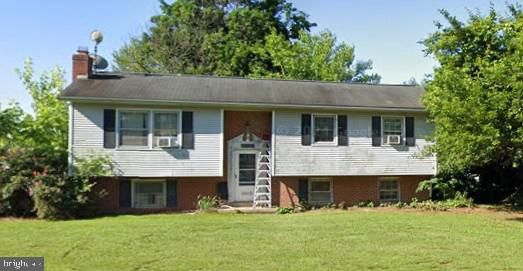 Backyard, Exterior, Facade, Brick Facade, Raised Ranch