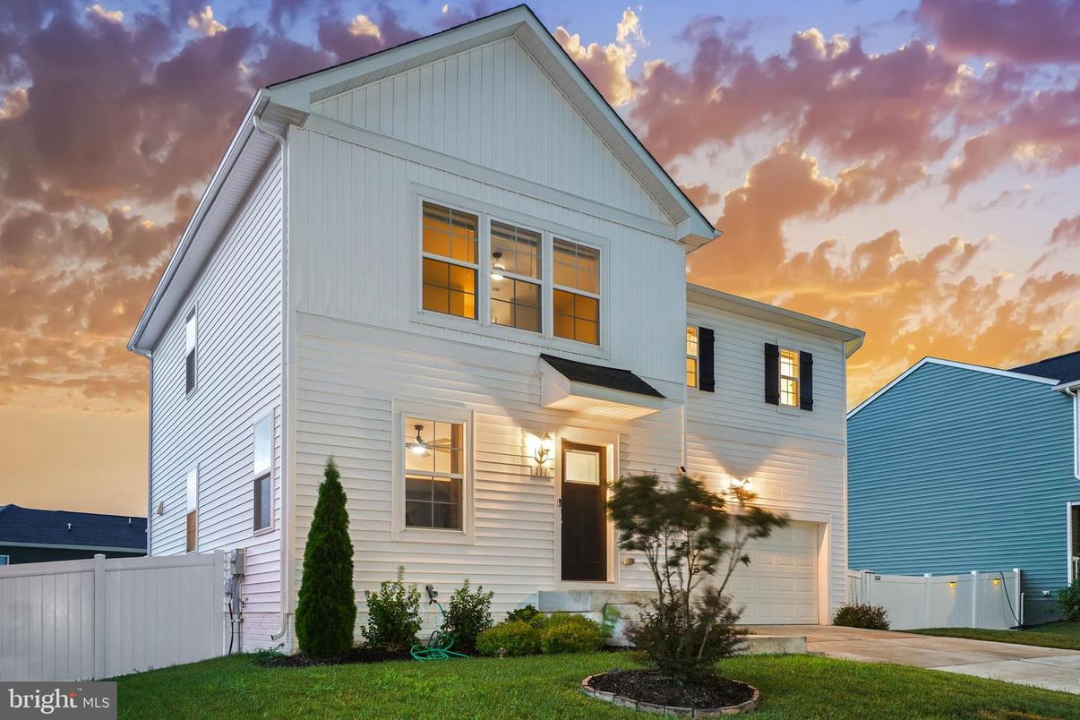 Attached, Exterior, Facade, Farmhouse
