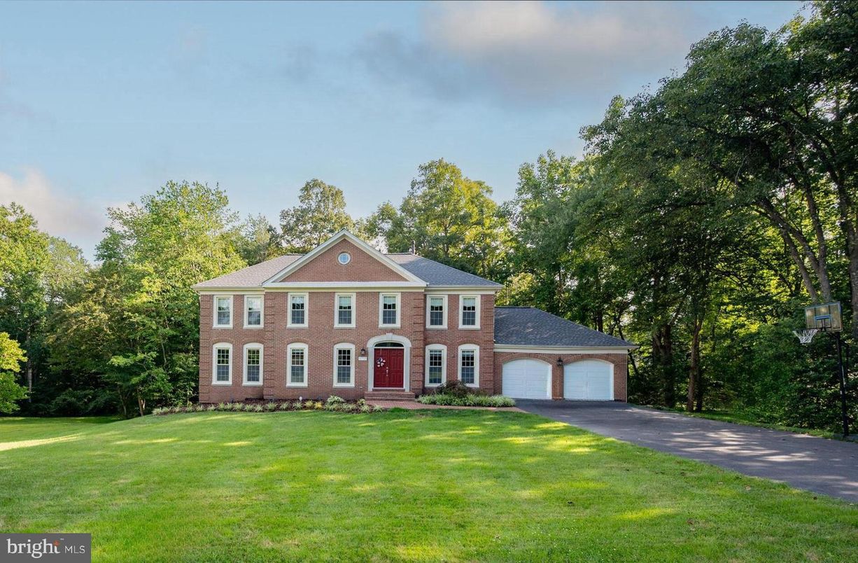 Attached, Backyard, Exterior, Facade, Brick Facade, Georgian