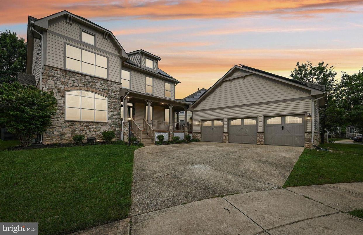 Attached, Exterior, Facade, Farmhouse