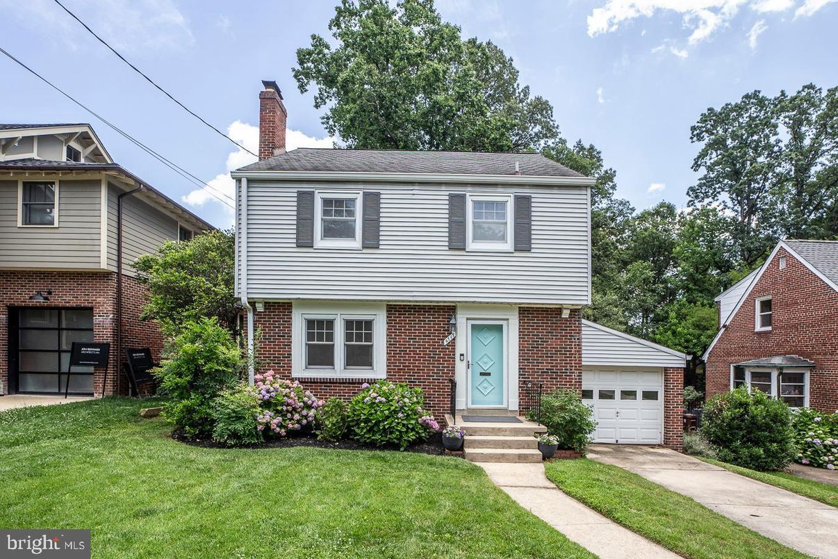 Attached, Exterior, Facade, Brick Facade, Split Level
