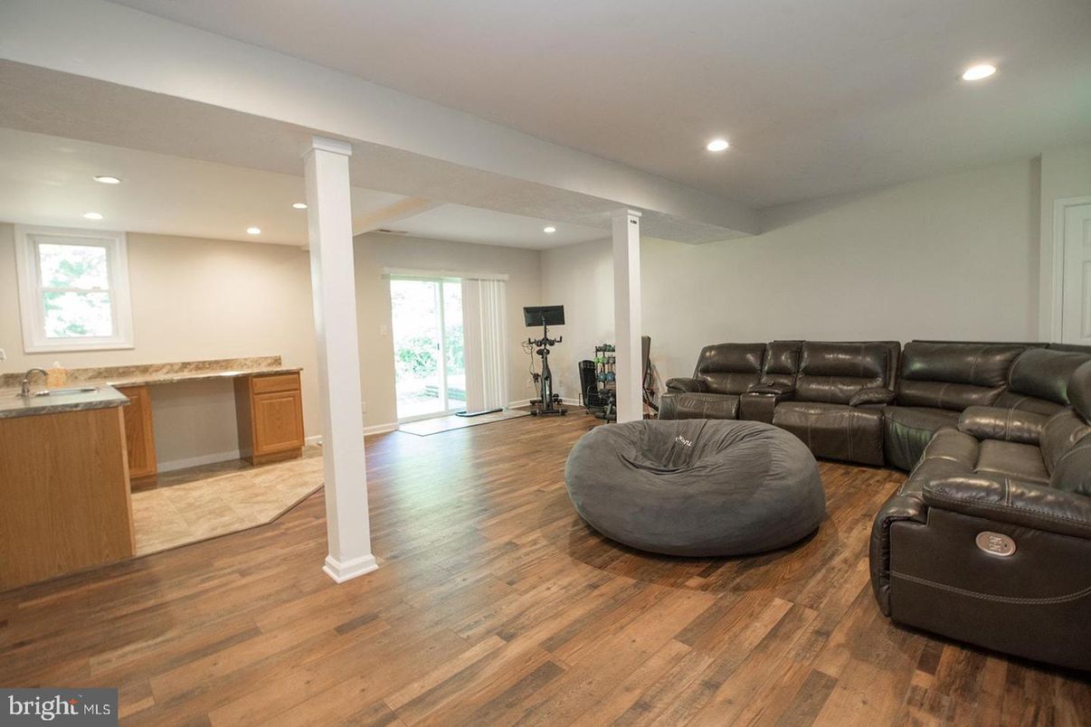 Fitness Equipment, Interior, Living room, Recessed Lighting, Wood Texture Flooring