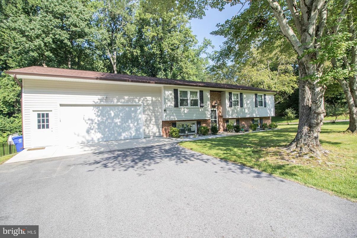 Attached, Exterior, Facade, Brick Facade, Raised Ranch