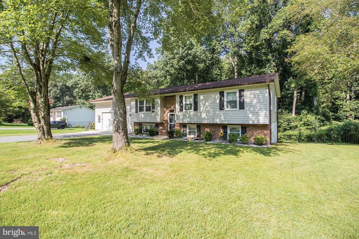 Attached, Backyard, Exterior, Facade, Brick Facade, Raised Ranch