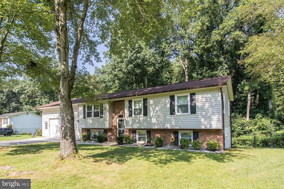 Exterior, Facade, Brick Facade, Raised Ranch