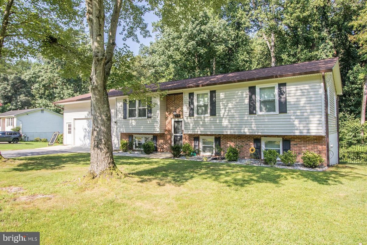 Detached Garage, Exterior, Facade, Brick Facade, Raised Ranch