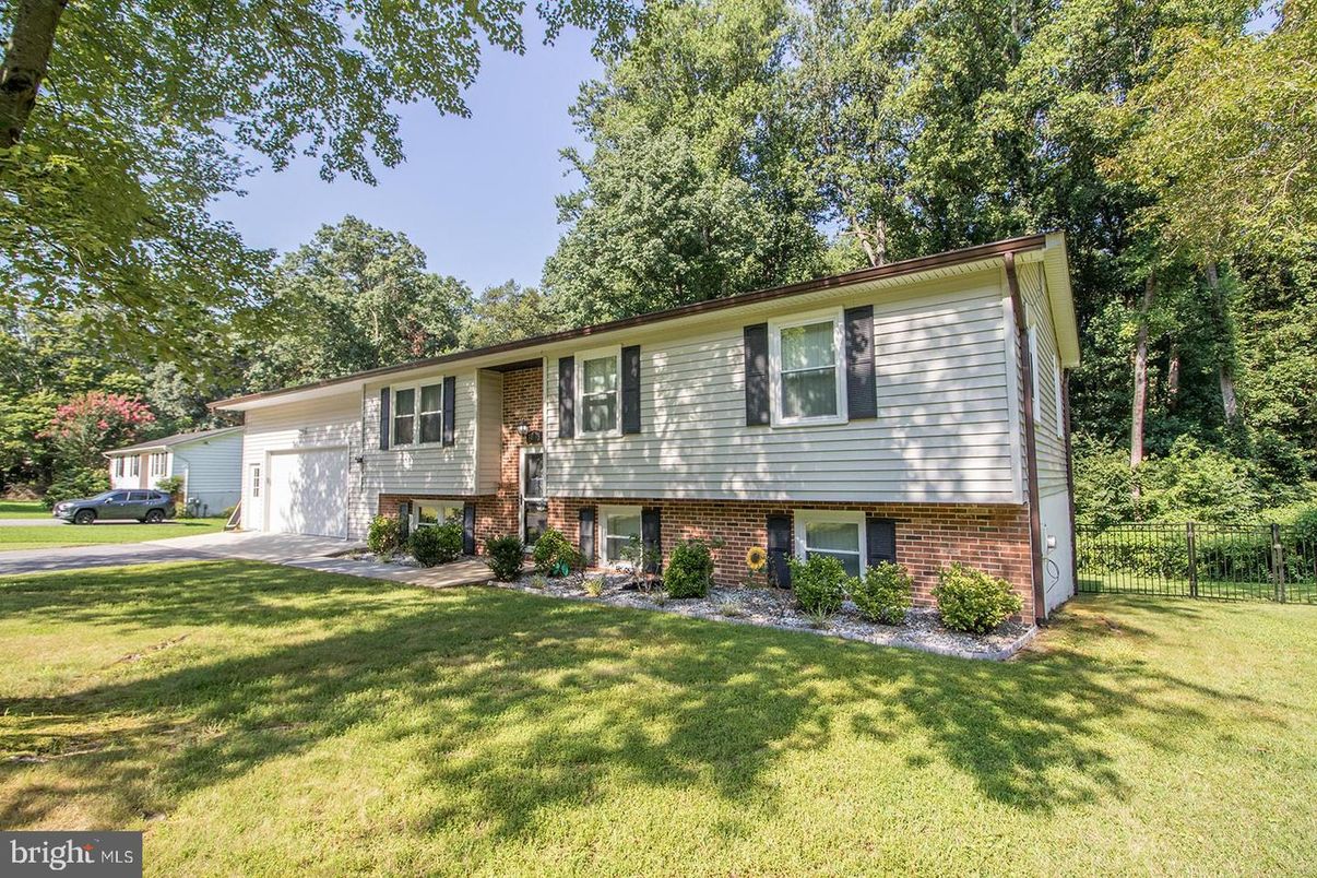 Attached, Exterior, Facade, Brick Facade, Raised Ranch
