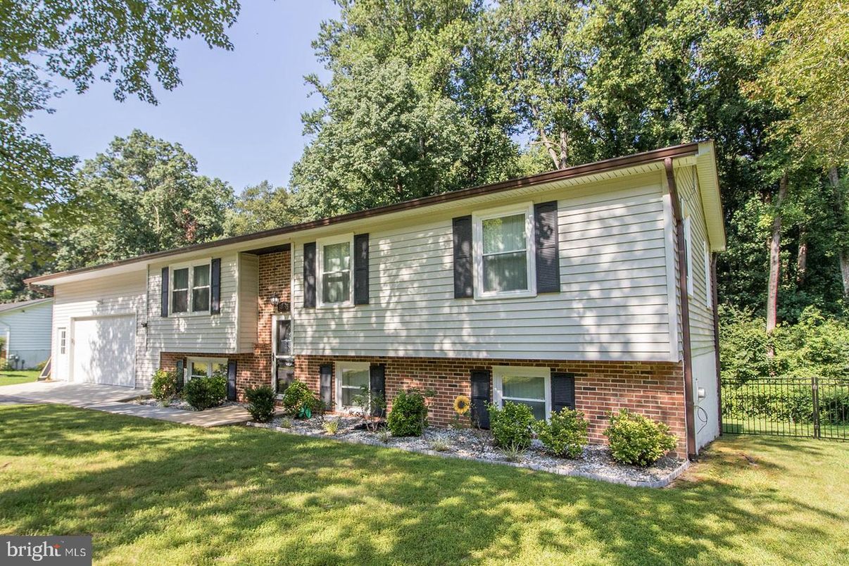 Attached, Detached Garage, Exterior, Facade, Brick Facade, Raised Ranch