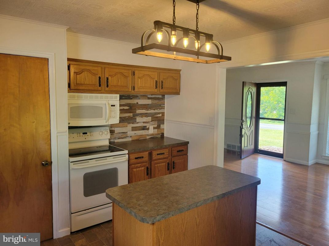 Interior, Kitchen, Pendant Lights, Wood Texture Flooring