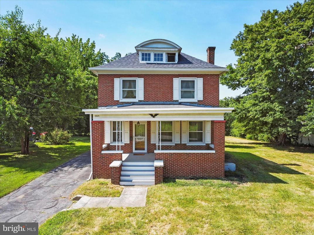 Exterior, Facade, Brick Facade, American Foursquare