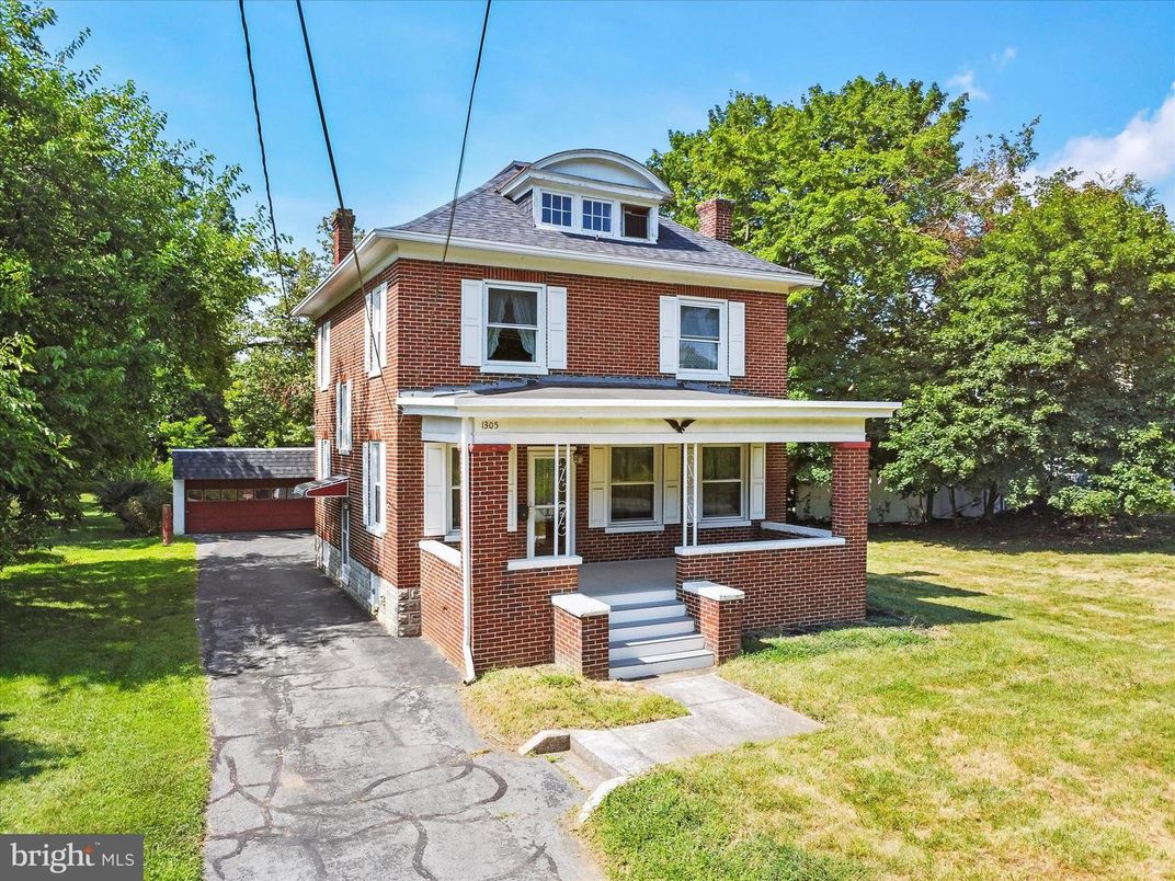 Exterior, Facade, Brick Facade, American Foursquare