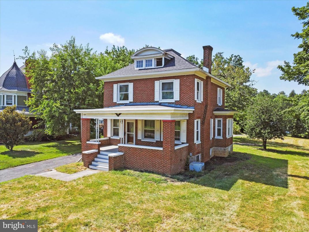 Exterior, Facade, Brick Facade, American Foursquare