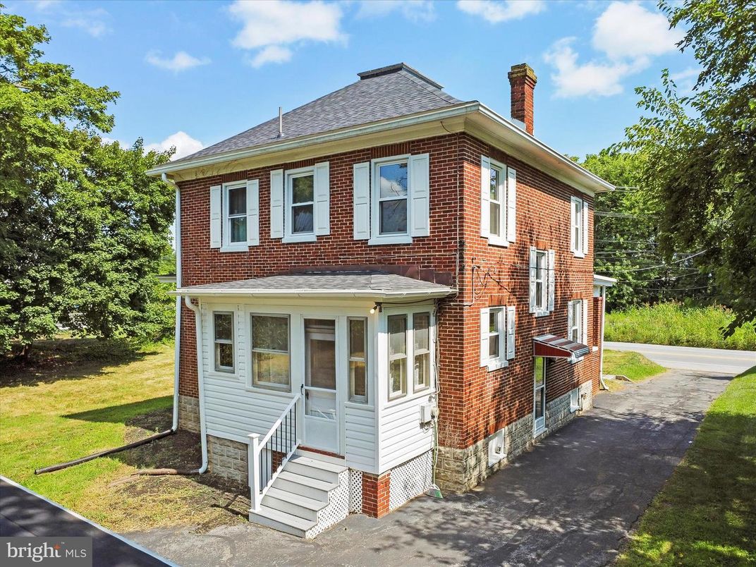 Exterior, Facade, Brick Facade, Georgian