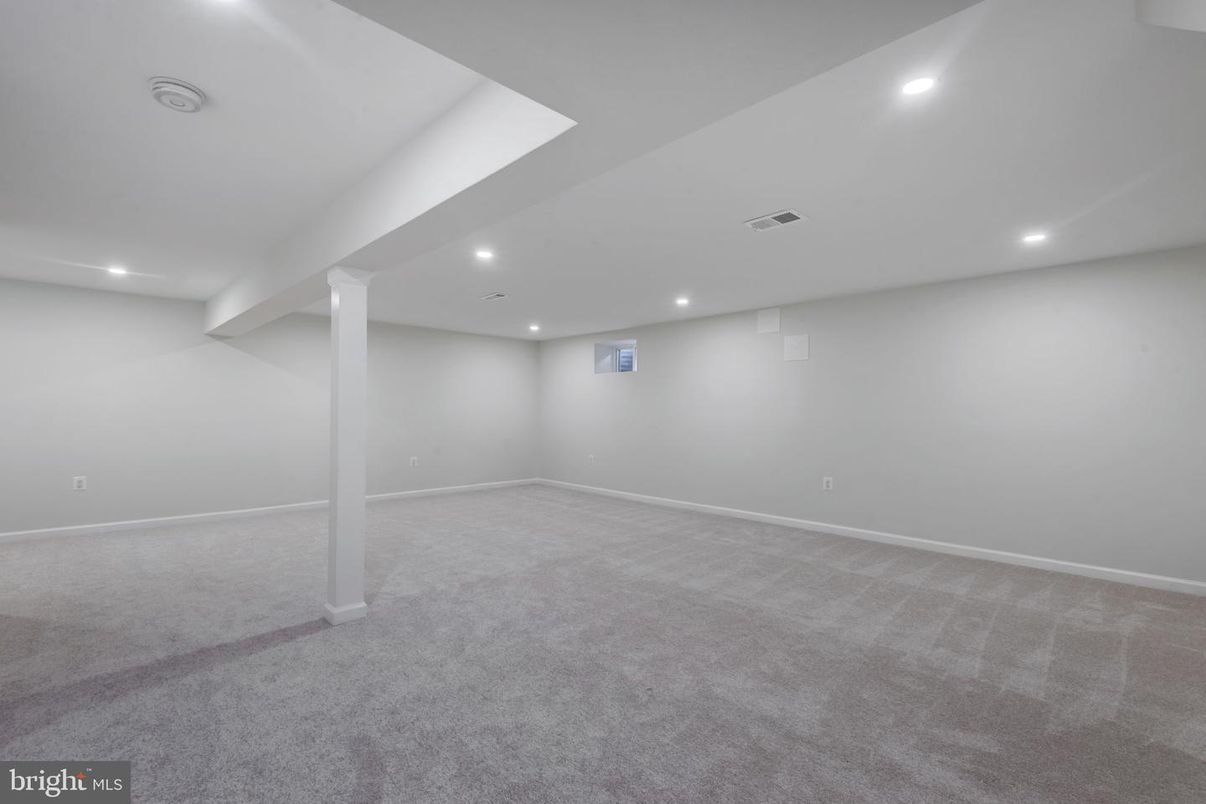 Empty room, Interior, Recessed Lighting