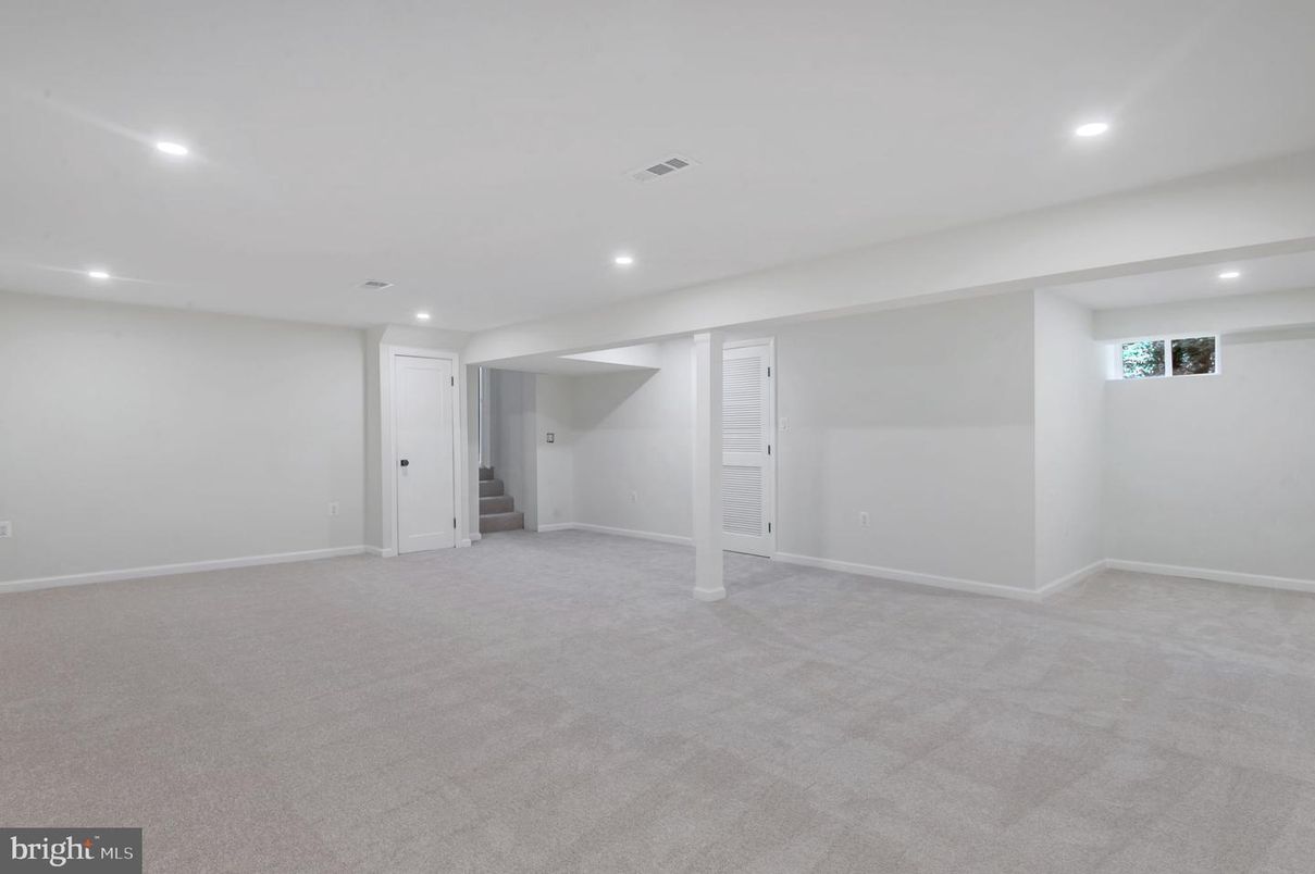 Empty room, Interior, Recessed Lighting