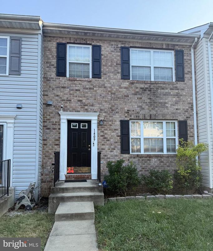 Exterior, Facade, Brick Facade, Rowhouse