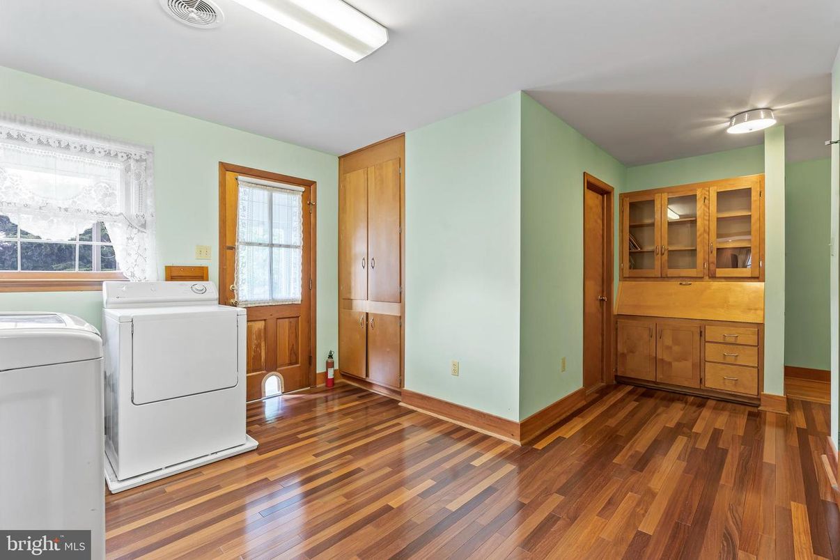 Interior, Washer, Wood Texture Flooring