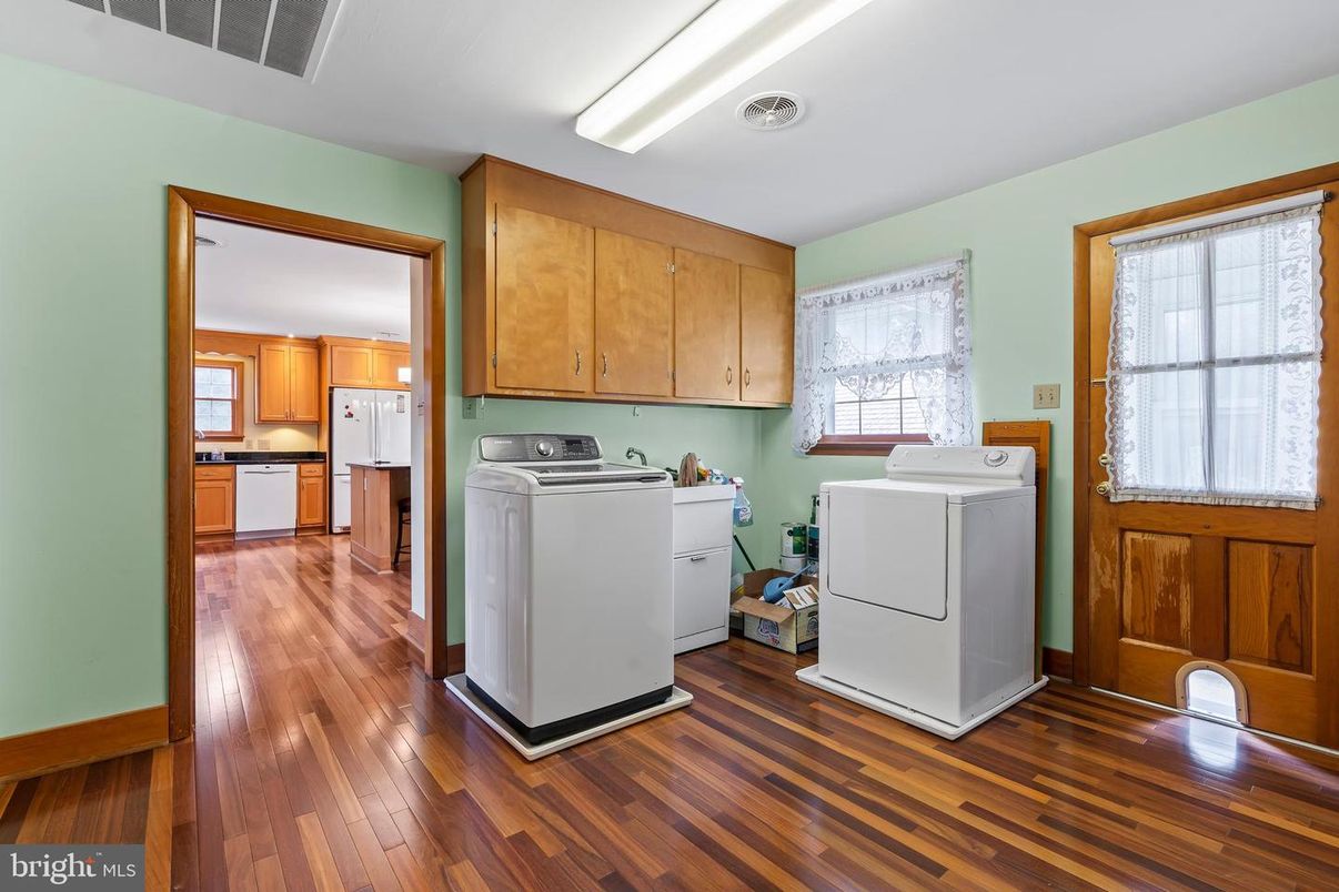 Interior, Washer, Wood Texture Flooring