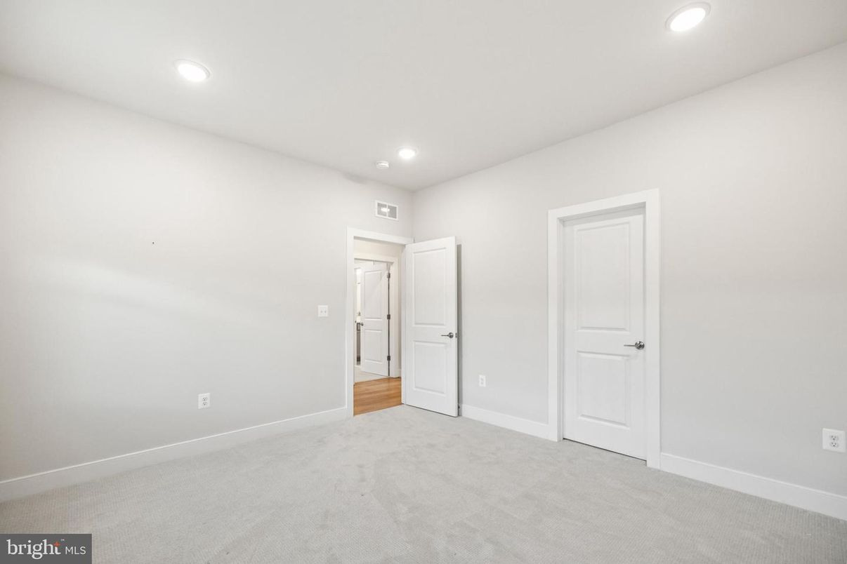 Empty room, Interior, Recessed Lighting