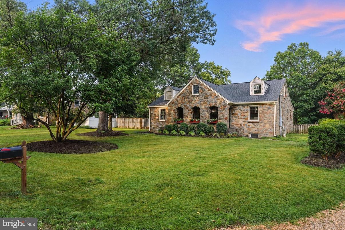 Backyard, Exterior, Facade, Brick Facade, French Provincial